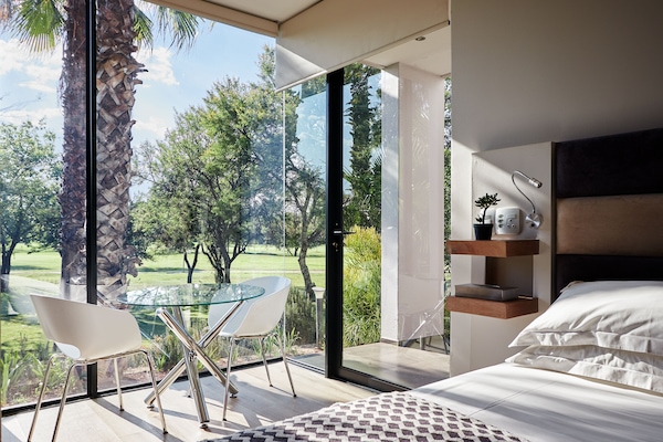 Hypo-allergenic bedding, minibar, in-room safe, individually decorated