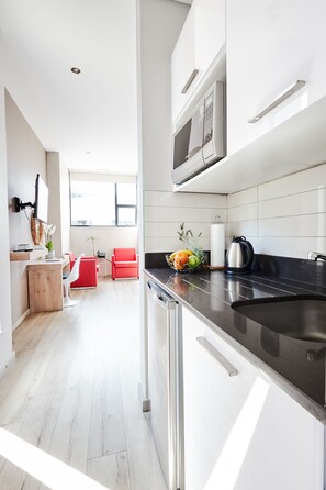 Habitación doble superior, 1 cama matrimonial | Cocineta privada | Horno, cafetera y tetera, tetera eléctrica y tostadora 