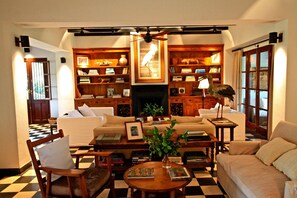 Coin salon dans le hall