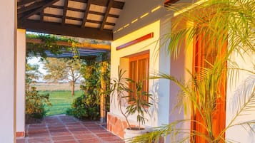 Familieværelse | Individuelt design, skrivebord, mørklægningsgardiner