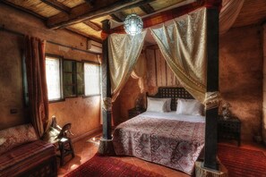 客房内保险箱、办公桌、免费婴儿床、折叠床/加床（额外收费）