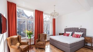 Zimmersafe, Schreibtisch, Bügeleisen/Bügelbrett, kostenlose Babybetten