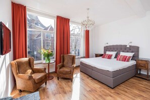 Tallelokero huoneessa, työpöytä, silitysrauta/-lauta