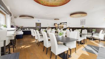 Daily buffet breakfast (EUR 14.00 per person)