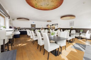 Petit déjeuner buffet (14.00 EUR par personne)