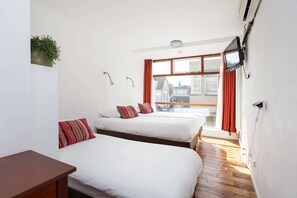 In-room safe, desk, iron/ironing board, free cots/infant beds - City Hotel Leiden (Leiden)
