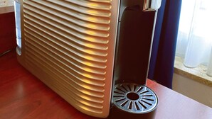 Ein altes Radio auf einem Holztisch.