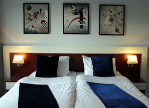 Bantalan ekstra lembut, minibar, brankas, dan meja kerja