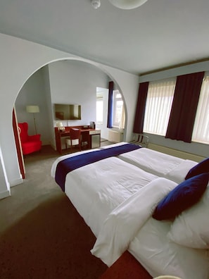 Lit avec matelas Ă plateau-coussin, minibar