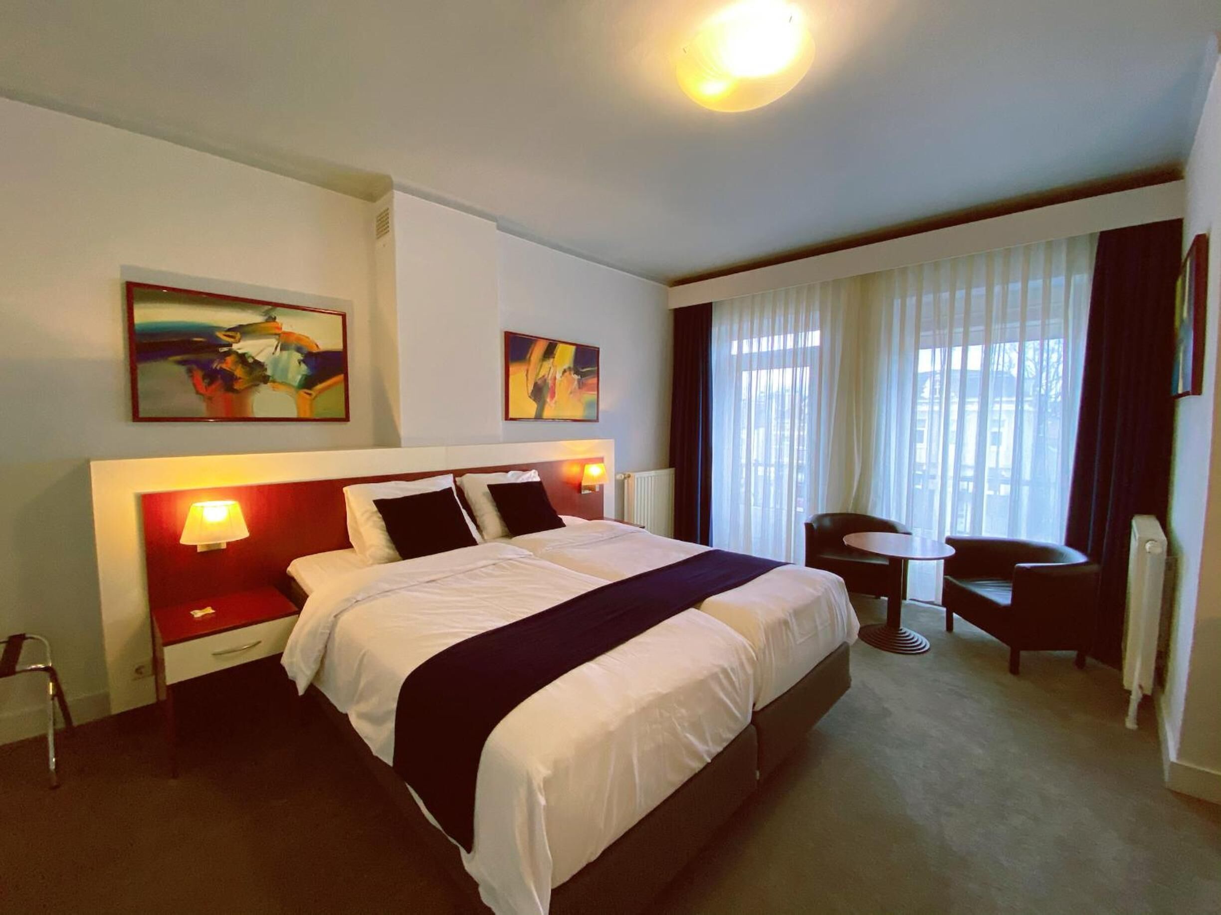 Camas com colchões pillow-top, frigobar, cofres nos quartos