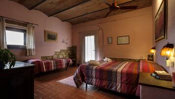 Triple Room | Desk, free cribs/infant beds, free WiFi, bed sheets