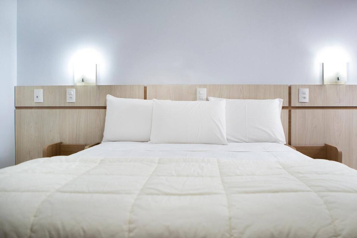 Een minibar, een kluis op de kamer, een bureau, gratis wifi