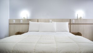 Minibar, in-room safe, desk, free WiFi - Hotel Baviera Iguassu (Foz do Iguaçu)