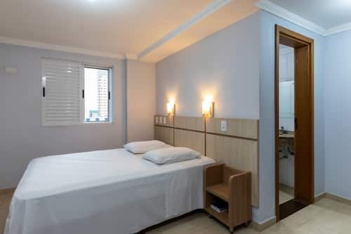 Frigobar, cofres nos quartos, escrivaninha, Wi-Fi de cortesia