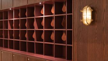 Un mueble de madera con varios compartimentos, cada uno con un llavero que tiene la inscripción 'VAES HARD ELT'.