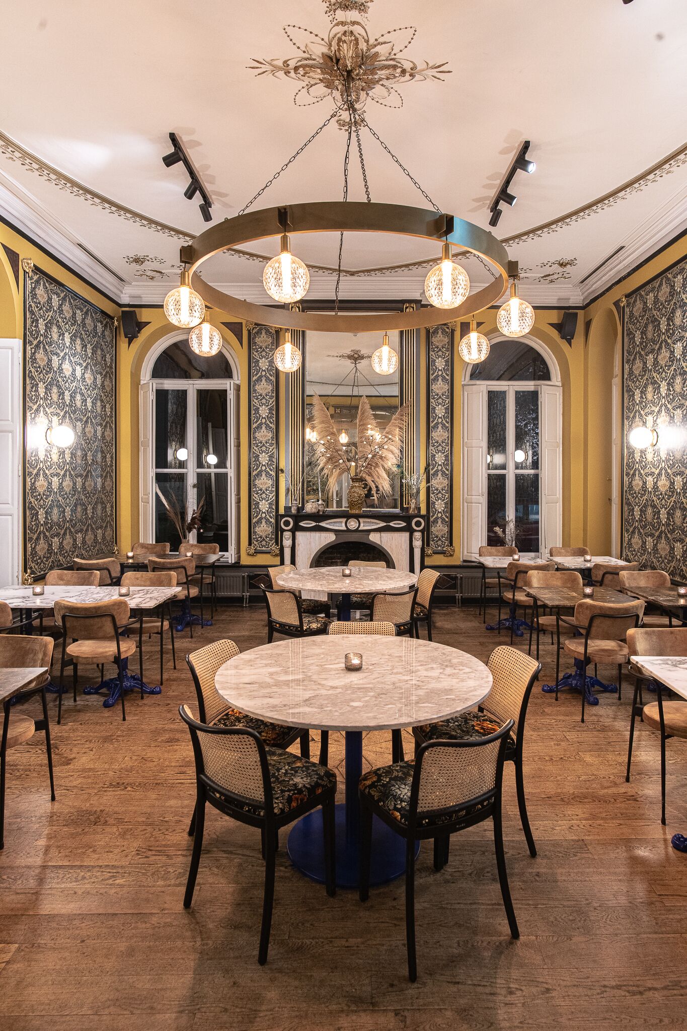 Serveert ontbijt, lunch en diner