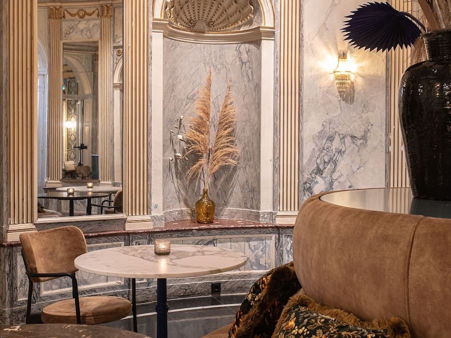 Serveert ontbijt, lunch en diner