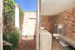 Shower, free toiletries, hair dryer, towels - motel Mi Pi CHi (Johannesburg)