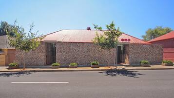 Vista frontal de la propiedad