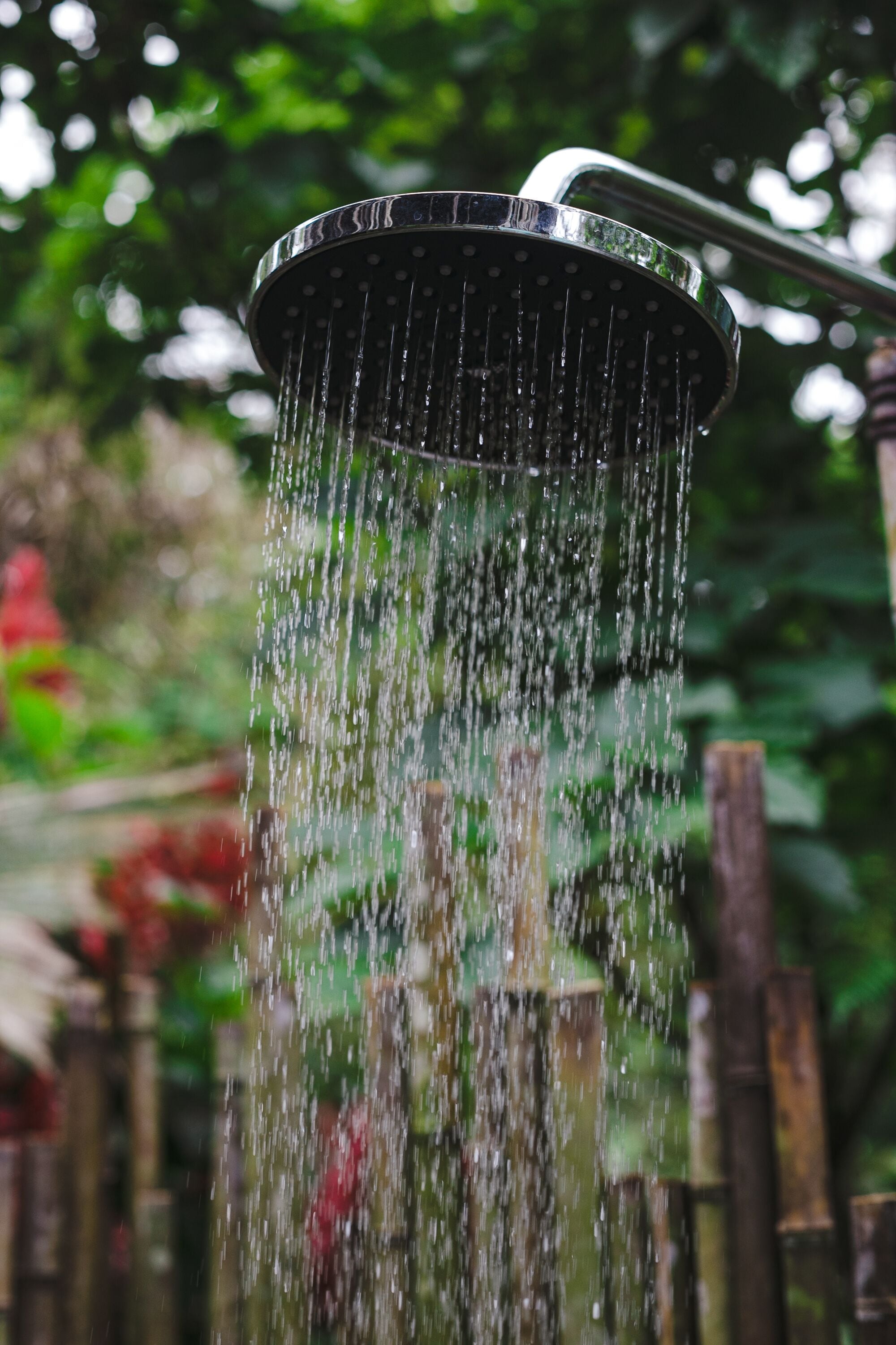 Un cabezal de ducha con agua corriendo.