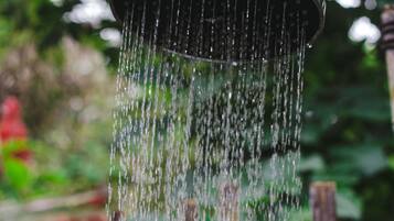 Un cabezal de ducha con agua corriendo.