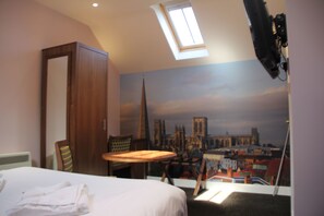 Habitación doble superior | Baño | Amenidades de baño gratuitas, secadora de cabello, toallas