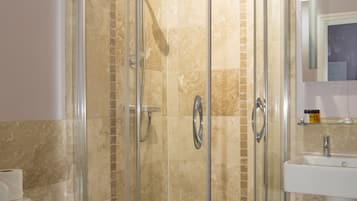 Quarto solteiro superior | Banheiro | Produtos de toalete grátis, secador de cabelo, toalhas de banho