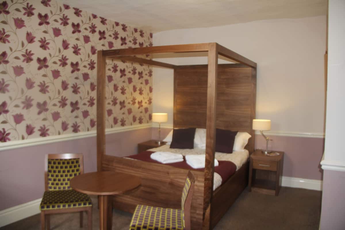 Chambre Double (Four Poster Bed) | 1 chambre, décoration personnalisée, ameublement personnalisé