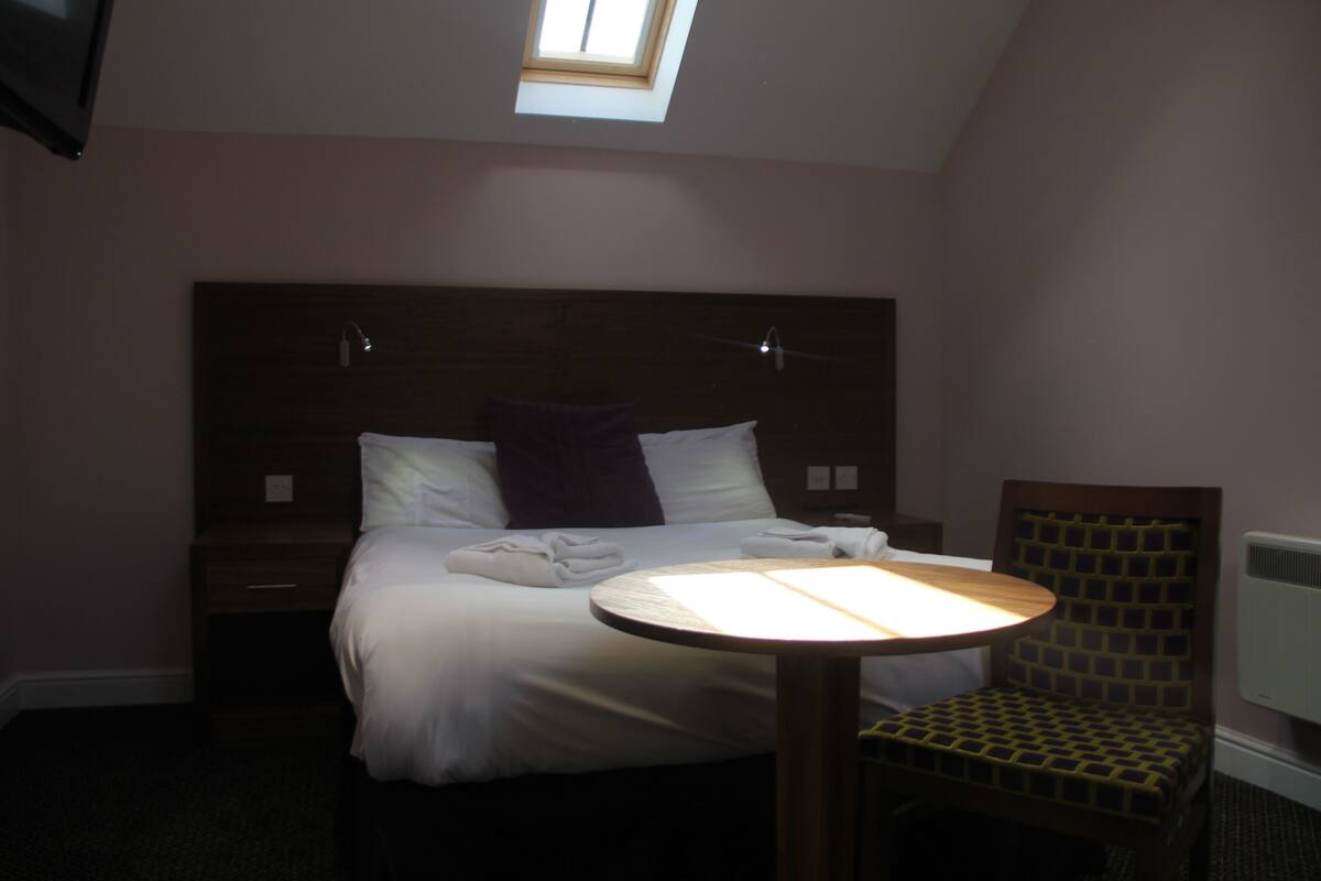 Free WiFi, individually decorated, individually furnished, bed sheets