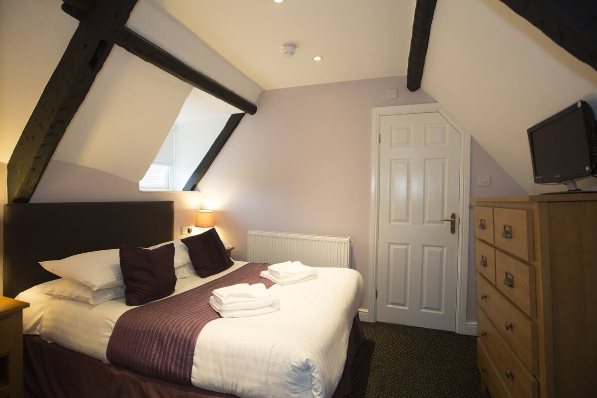 Free WiFi, individually decorated, individually furnished, bed sheets