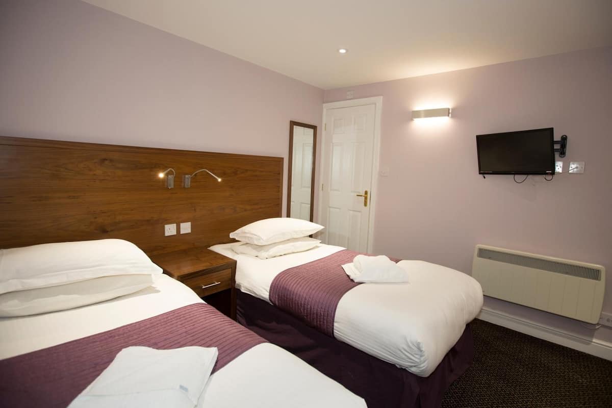 Chambre avec lits jumeaux | 1 chambre, décoration personnalisée, ameublement personnalisé