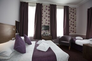 Individually decorated, individually furnished, free WiFi, bed sheets - Georgian House (York)