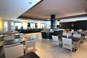 Se ofrece un desayuno bufé (13.00 EUR por persona)