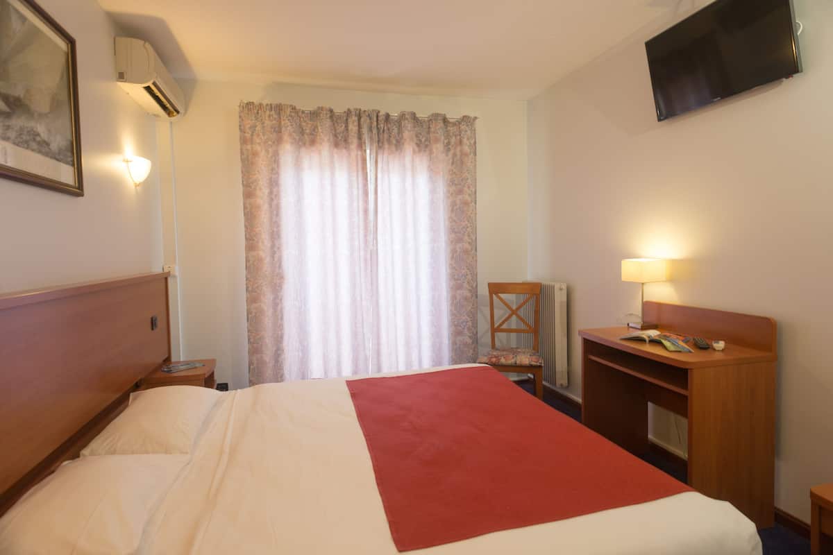 In-room safe, cots/infant beds