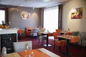 Breakfast, lunch, dinner served; French cuisine 