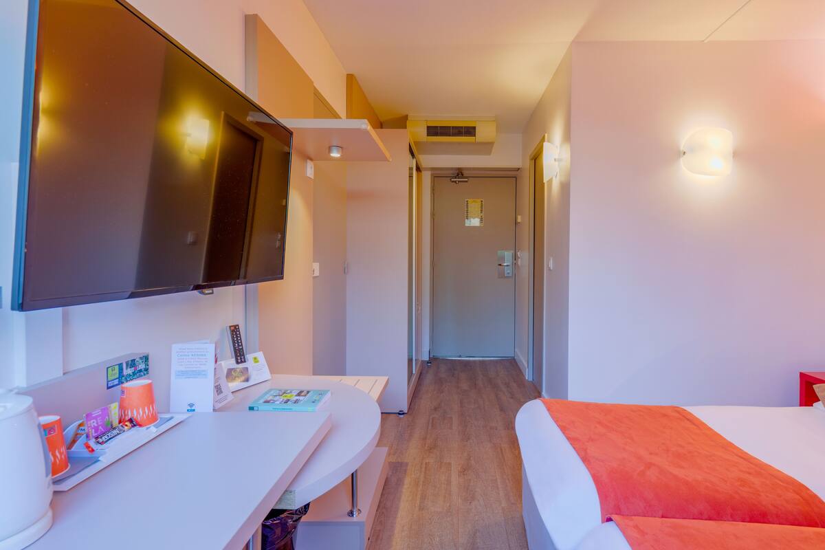 standard twin room | premium bedding, desk, laptop workspace, blackout curtains