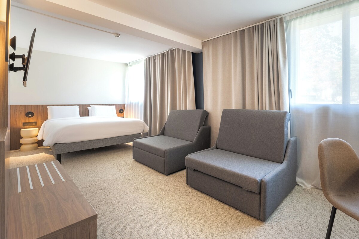 Habitación familiar, varias camas | Ropa de cama de alta calidad y escritorio