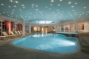 室内游泳池,室外游泳池,日光浴躺椅