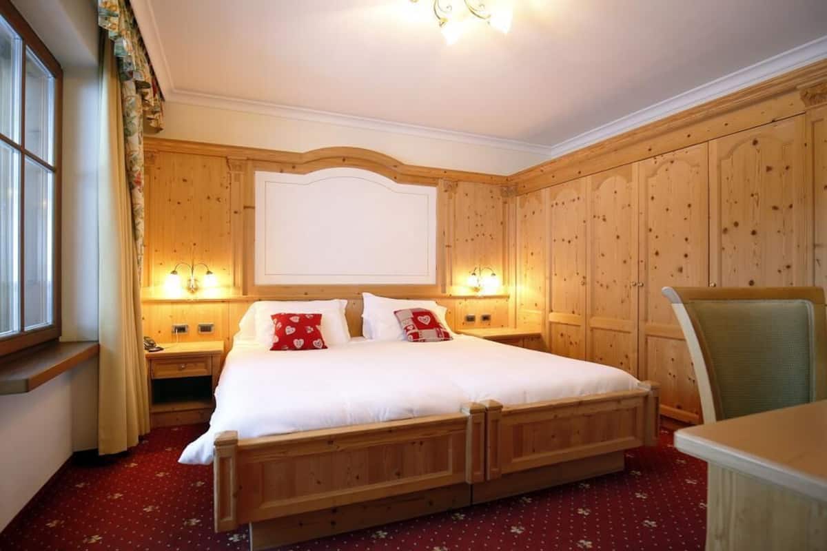 Minibar, in-room safe, desk, blackout drapes