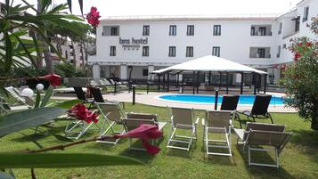 Piscine extérieure, chaises longues