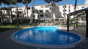 Utomhuspool och solstolar