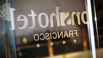 Una ventana con el texto 'Hotel' y 'FRANCIA', indicando la ubicación de un hotel en Francia.