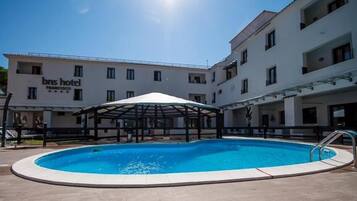 Outdoor pool, pool loungers