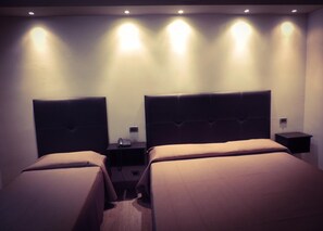 Minibar, in-room safe, desk, cots/infant beds - BNS Hotel Francisco (Sessa Aurunca)