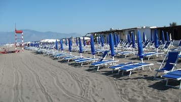 Playa en los alrededores, camastros y sombrillas