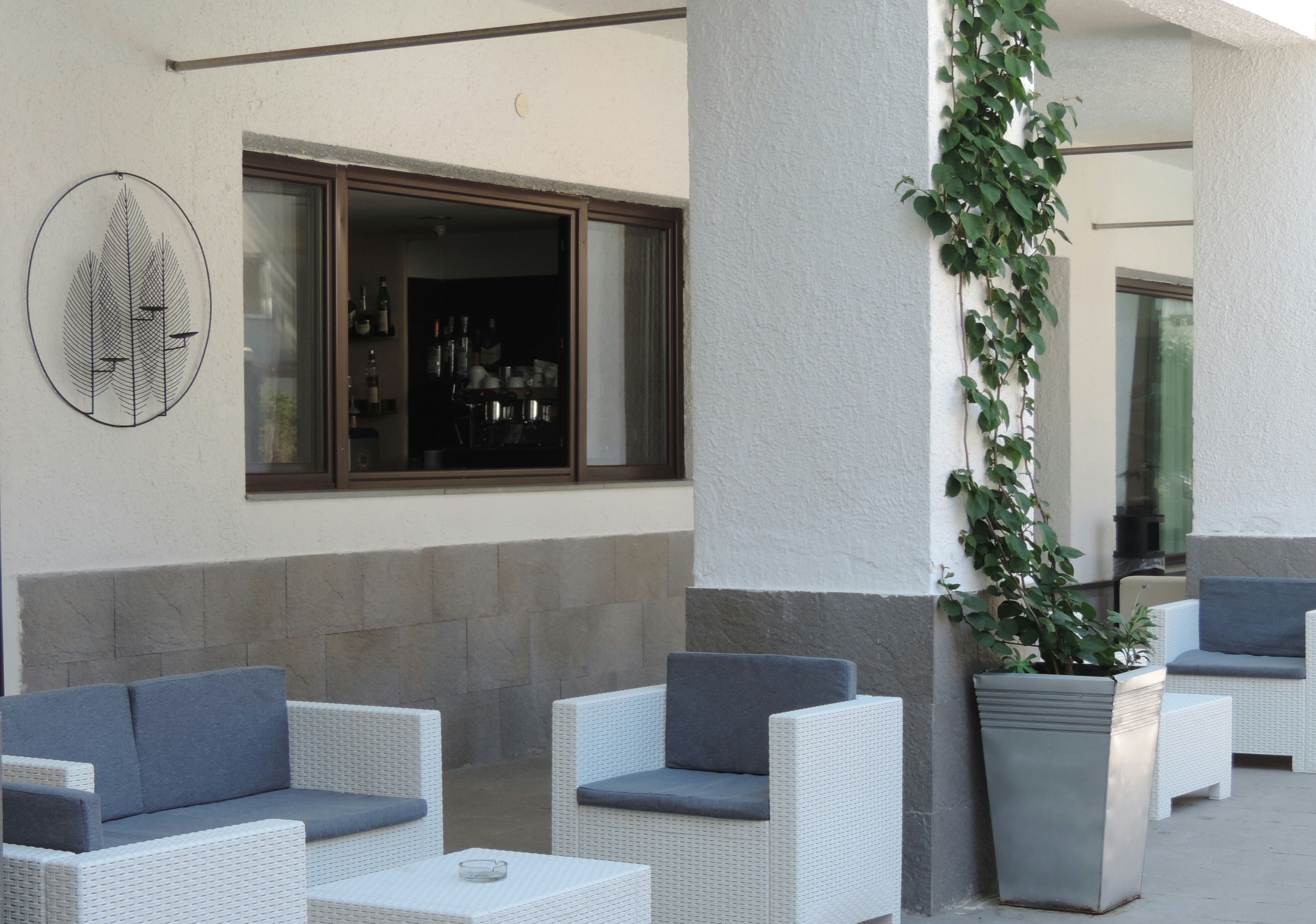 Poolside bar