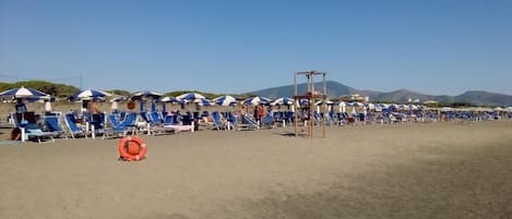 Una spiaggia nelle vicinanze, lettini da mare, ombrelloni