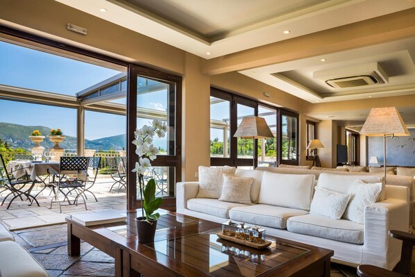 Televisión de 32 pulgadas con canales vía satélite y reproductor de DVD 