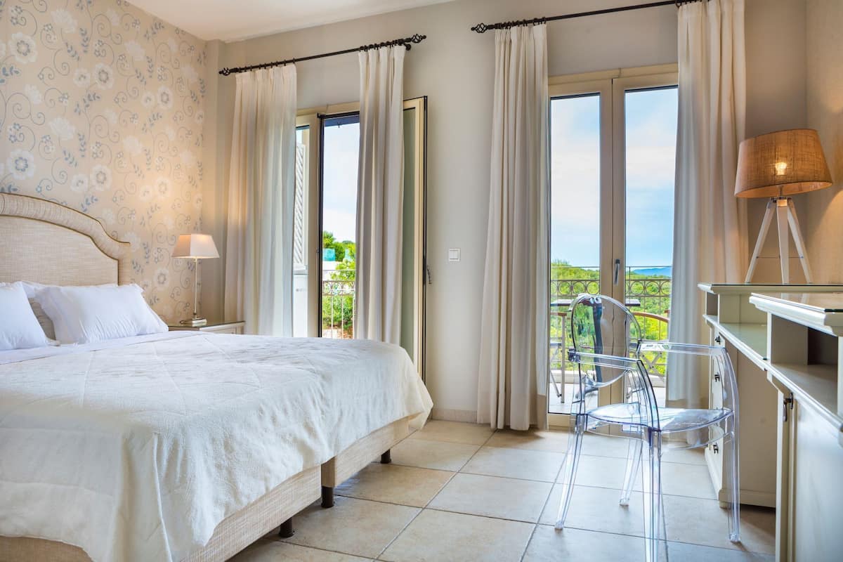 Standaard kamer | Luxe beddengoed, een minibar, een kluis op de kamer