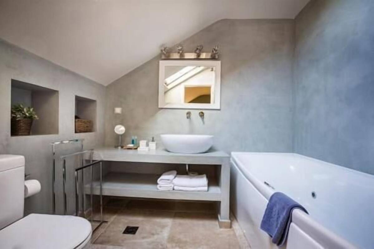 combined shower/bathtub, deep-soaking bathtub, designer toiletries